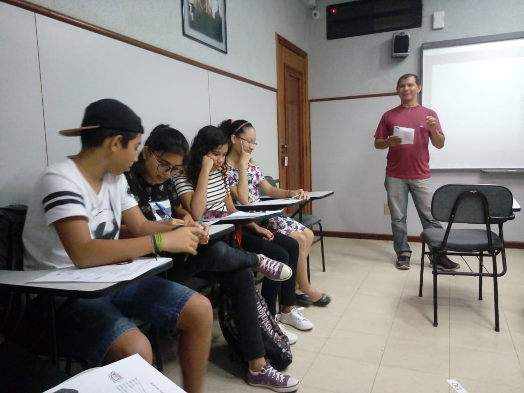 Professor Sérgio Silva palestrando sobre ensino de inglês